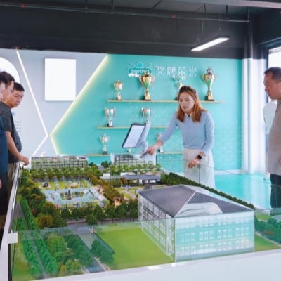 西安經(jīng)開區(qū)考察團一行蒞臨蘇州智擊體育